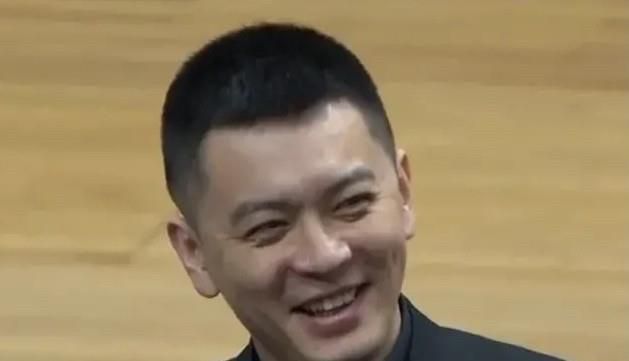 地上跪着的两人身体顿时一怔......刘铭正想着回去就赶紧找整形医院祛疤，然后把头发留长一点、用刘海把额头盖住，这样应该影响不大......可叶辰这意思，是要让自己顶着额头上穷吊两个大字过以后的日子啊。